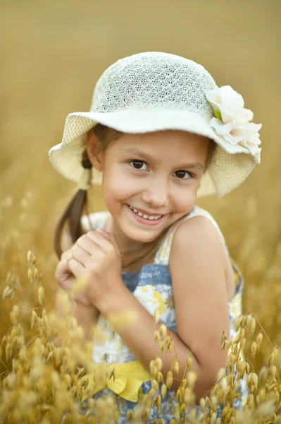 Little  girl in wheat field — Stock Photo, Image