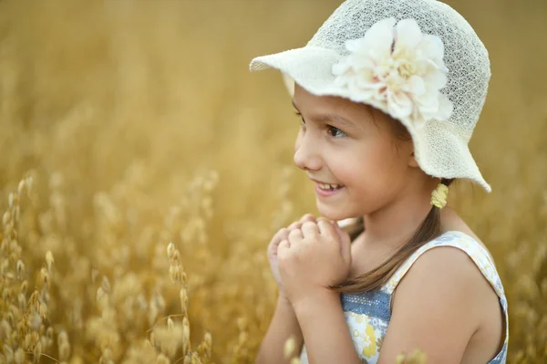 Petite fille dans le champ de blé — Photo