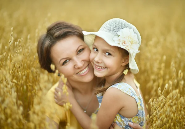 Anne ve kızı, buğday alanı — Stok fotoğraf