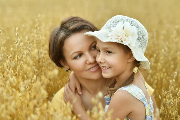 Anne ve kızı, buğday alanı — Stok fotoğraf