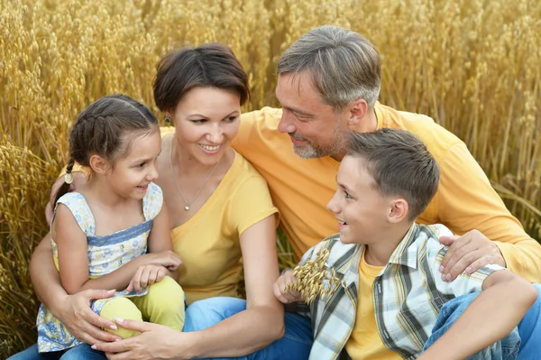 Buğday tarlasında mutlu bir aile — Stok fotoğraf