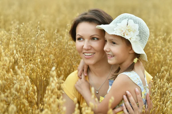 Anne ve kızı, buğday alanı — Stok fotoğraf