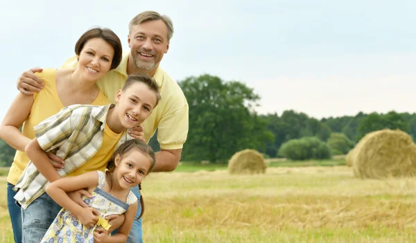 Glückliche Familie im Weizenfeld — Stockfoto