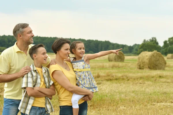 Família feliz no campo de trigo — Fotografia de Stock