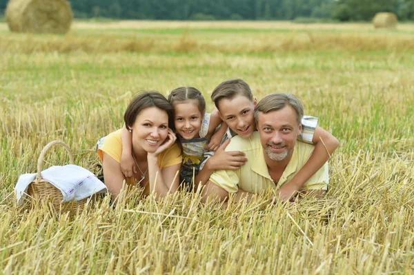 Ευτυχισμένη οικογένεια στον τομέα του σιταριού — Φωτογραφία Αρχείου