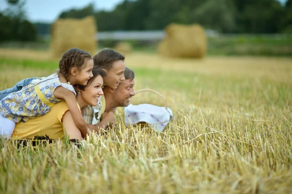 Счастливая семья на пшеничном поле — стоковое фото
