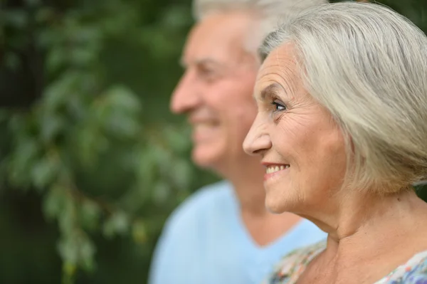 Ouder paar op wandeling in de zomer — Stockfoto