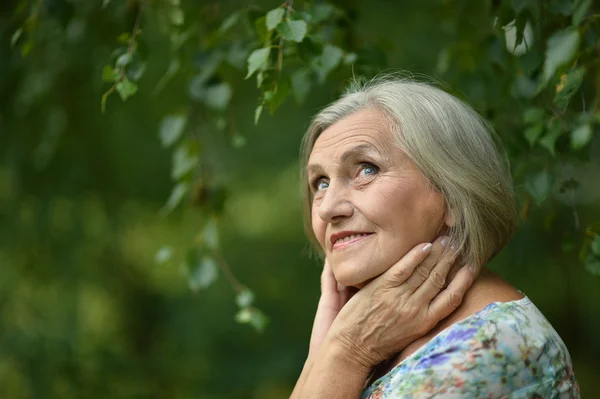 Donna anziana nel parco estivo — Foto Stock