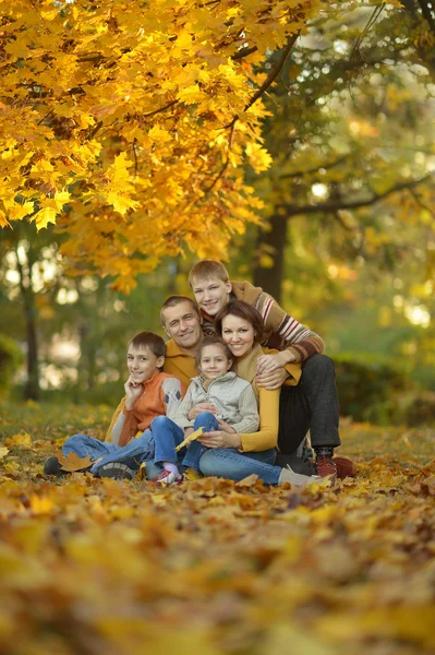 Lycklig familj i höst skog — Stockfoto