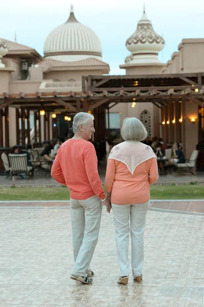 Seniorenpaar rastet im Resort aus — Stockfoto