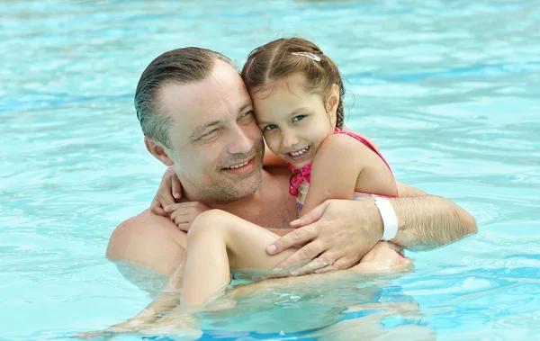 Ο μπαμπάς και η κόρη χαλαρώνουν στην πισίνα — Φωτογραφία Αρχείου