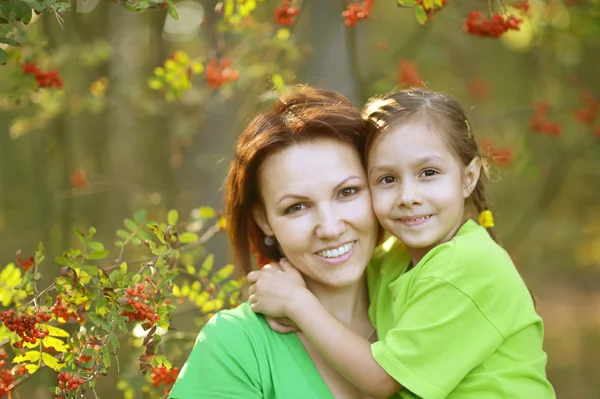 Moeder en dochter op tuin — Stockfoto