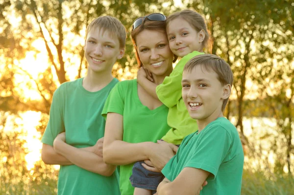 Familie rust in het zomerpark — Stockfoto