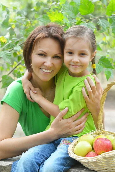 Moeder en dochter op tuin — Stockfoto