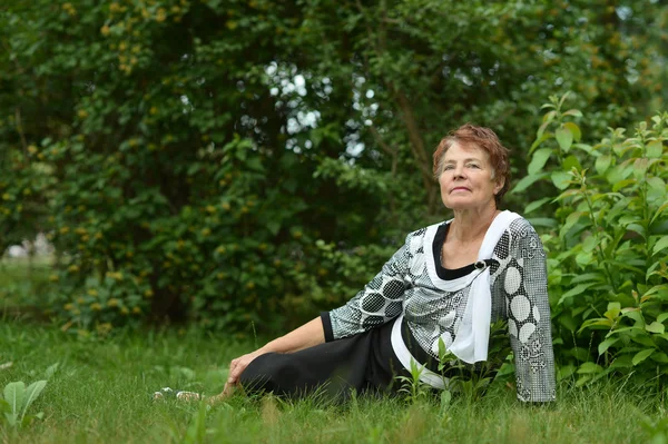 Dame genießt den Sommer — Stockfoto