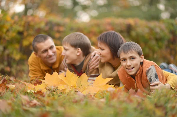 Lycklig familj i höst skog — Stockfoto