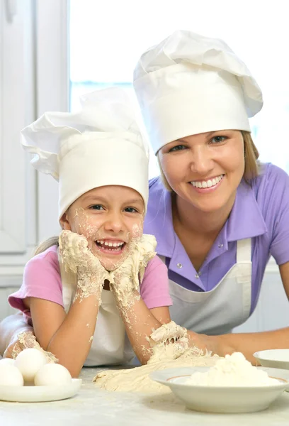 Mother and daughter cooking — Stock Photo, Image