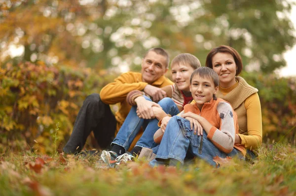 Glückliche Familie im Herbstwald — Stockfoto