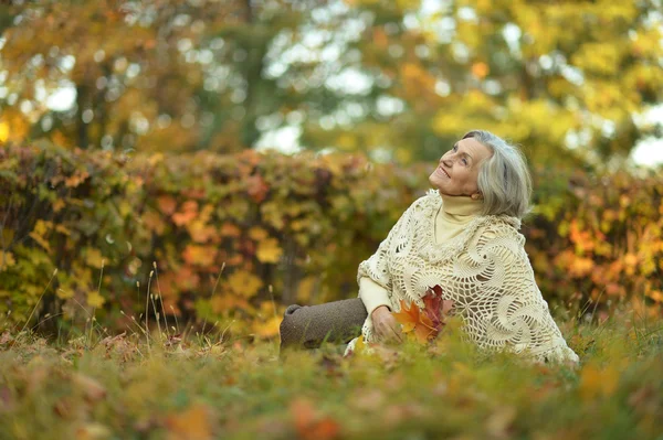 Oudere vrouw in herfstpark — Stockfoto