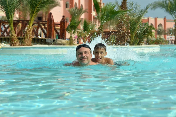 Happy  father with son in pool — Stock Photo, Image