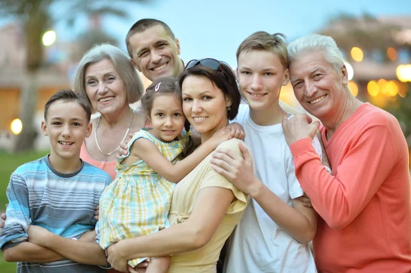 Familie ontspannen in het resort — Stockfoto