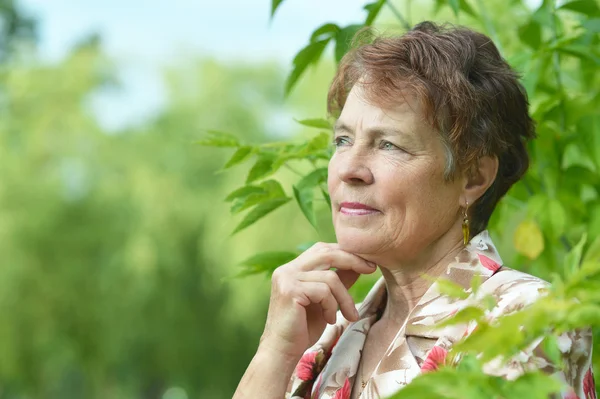 Dame genießt den Sommer — Stockfoto