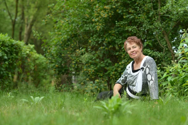 Pani korzystających lato — Zdjęcie stockowe