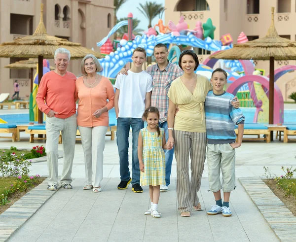 Familie ontspannen in het resort — Stockfoto