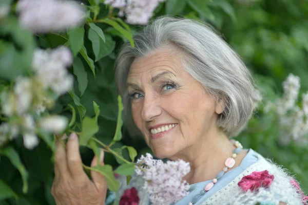 Idősebb nő virágok — Stock Fotó