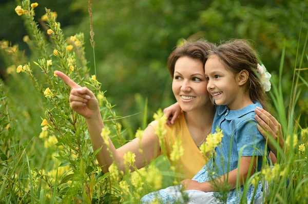 Mor och dotter på fältet — Stockfoto