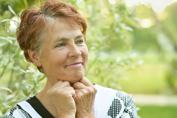 Dame genießt den Sommer — Stockfoto