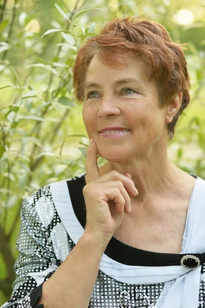 Lady genieten van zomer — Stockfoto