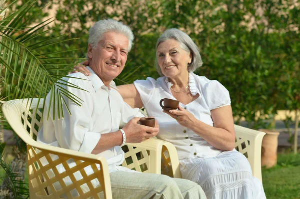 Senior koppel rusten in het resort — Stockfoto