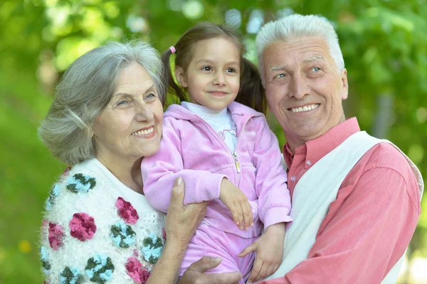 Бабушка и дедушка с внучкой — стоковое фото