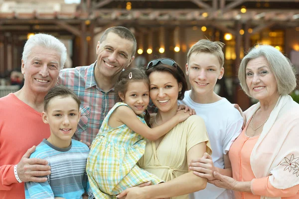 Familie ontspannen in het resort — Stockfoto