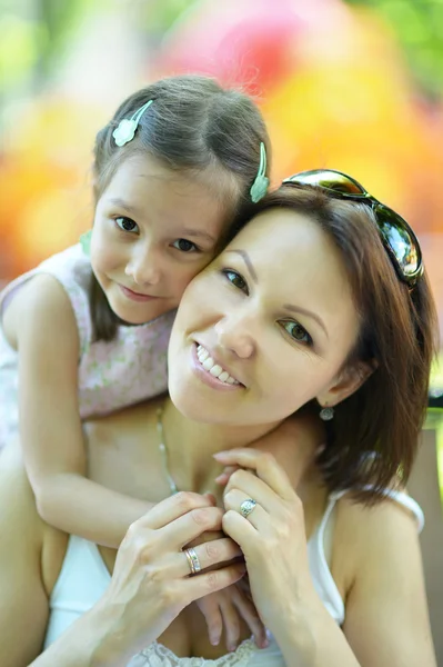 Bambina con madre nel parco — Foto Stock