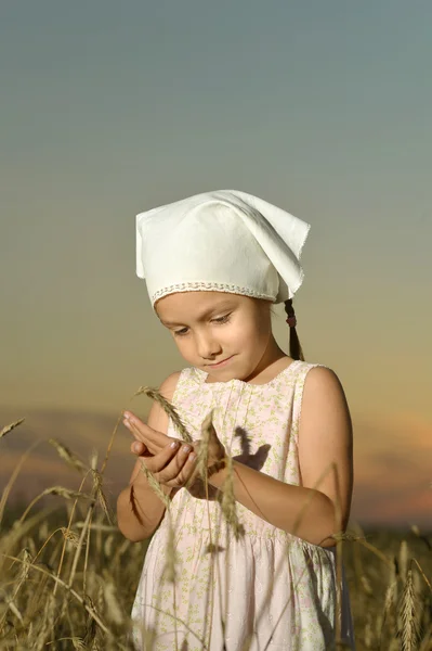 Schattig klein meisje in de zomer — Stockfoto