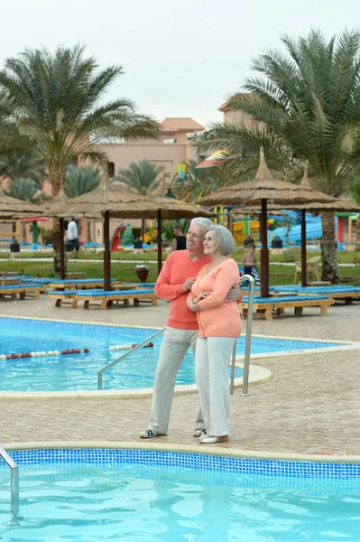 Seniorenpaar rastet im Resort aus — Stockfoto