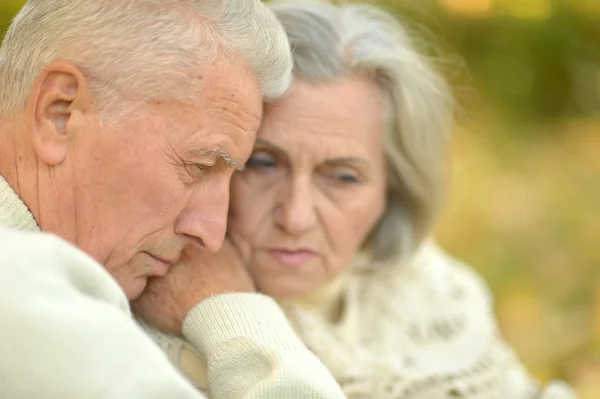 Seniorenpaar in park — Stockfoto