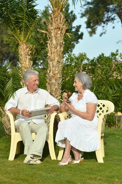 Äldre par vilar på resort — Stockfoto