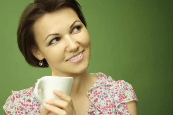 Vrouw drinken een kopje koffie — Stockfoto