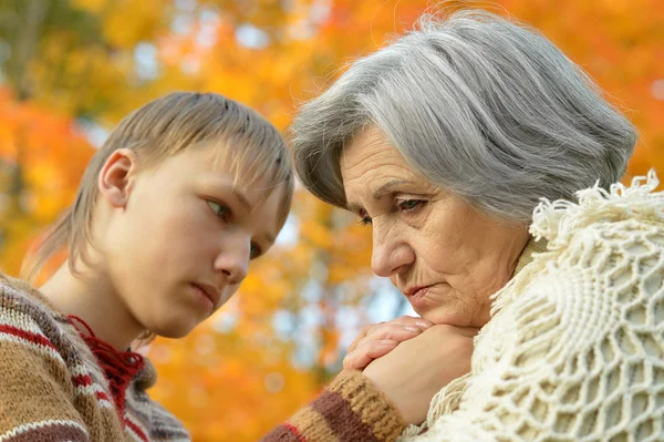 Triste abuela con chico —  Fotos de Stock