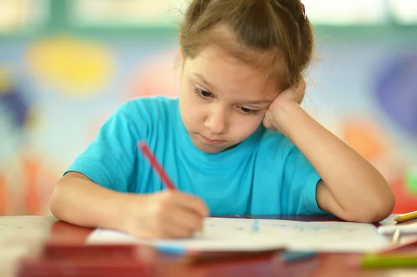 Petite fille faisant ses devoirs — Photo