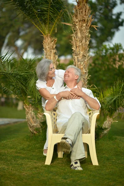 Pareja mayor descansando en el resort — Foto de Stock