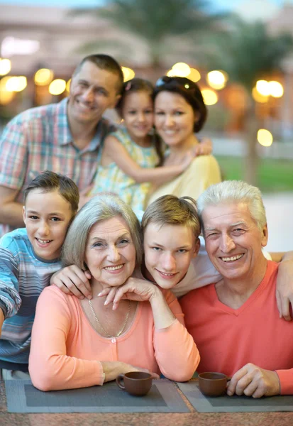 Familie ontspannen in het resort — Stockfoto