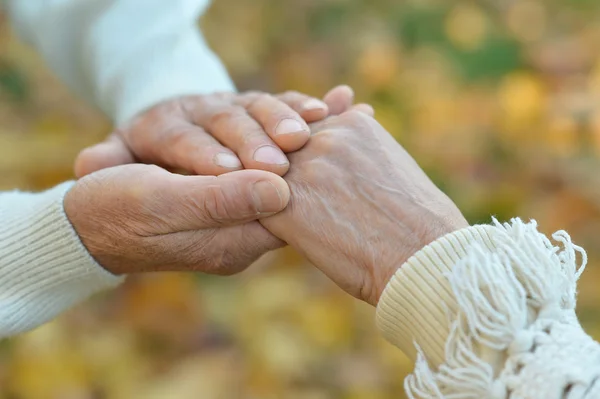 Elderly couple holding hands — Stock Photo, Image