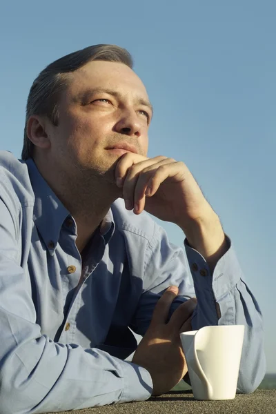 Homme avec tasse boissons sur la nature — Photo