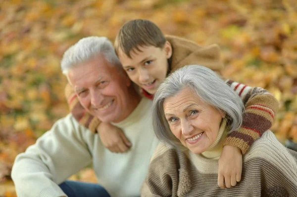 Famiglia felice nella foresta autunnale — Foto Stock