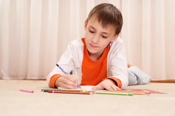Мыслящий мальчик с карандашами — стоковое фото