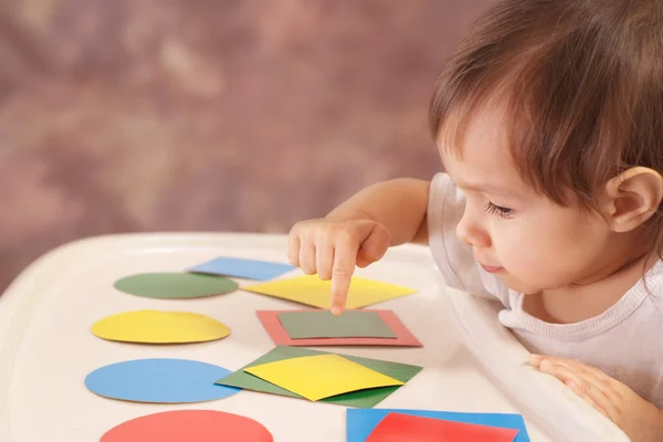 Menina com jogo educativo em casa — Fotografia de Stock